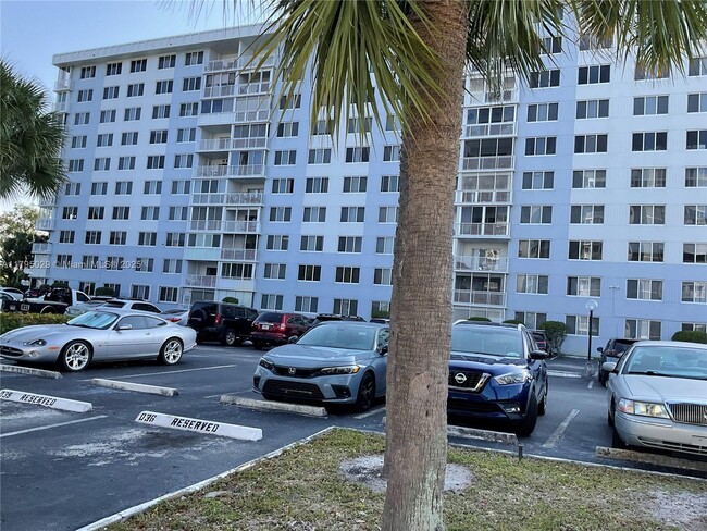 Building Photo - 4200 Hillcrest Dr