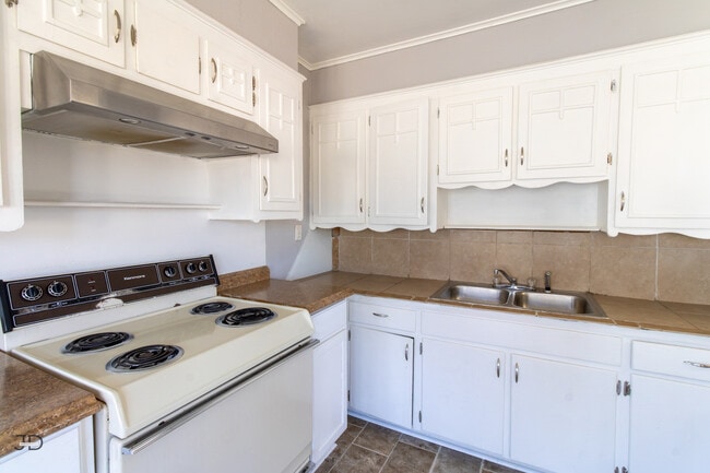 Building Photo - 2100 Garfield St