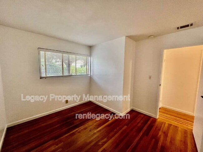 Building Photo - 280 Markham Ave