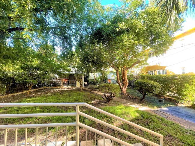 Building Photo - 969 Bay Dr