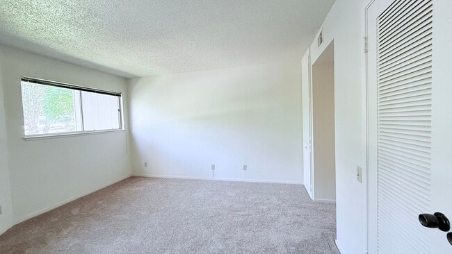 Building Photo - 929 Dewing Ave