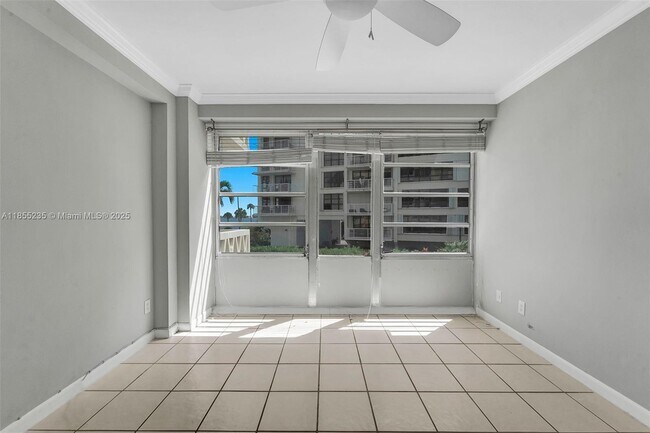 Building Photo - 1430 Brickell Bay Dr