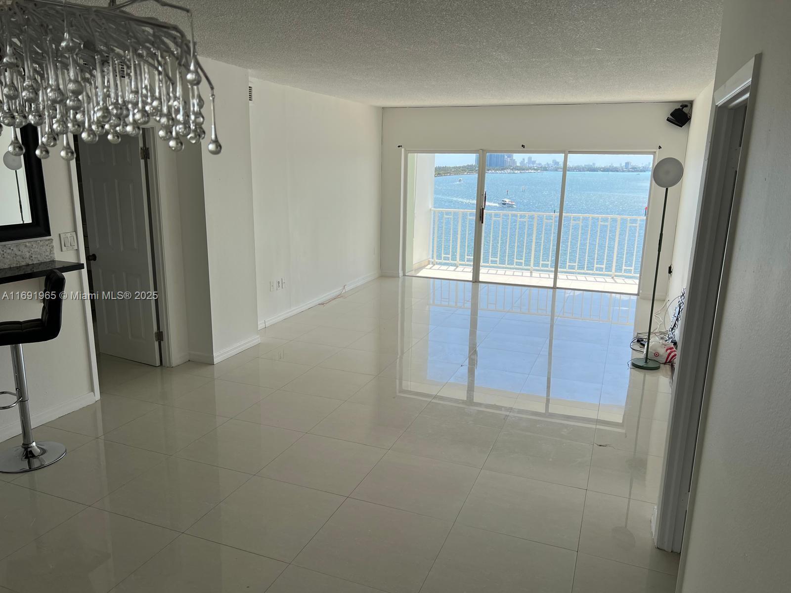 Building Photo - 500 Bayview Dr