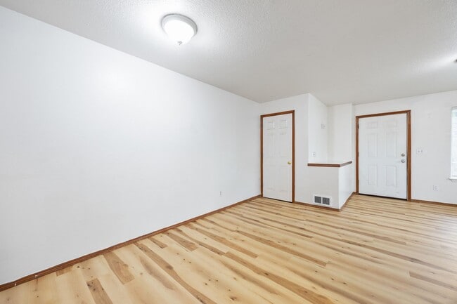 Building Photo - 1 Bed / 1 Bath Apartment – Updated Flooring – Convenient NE Portland Location