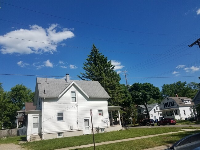 Building Photo - 803 Dewey Ave