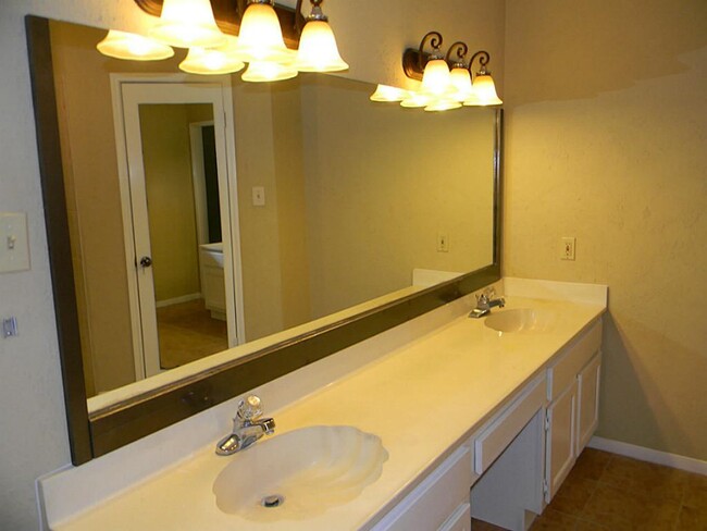 Building Photo - 2711 River Birch Dr