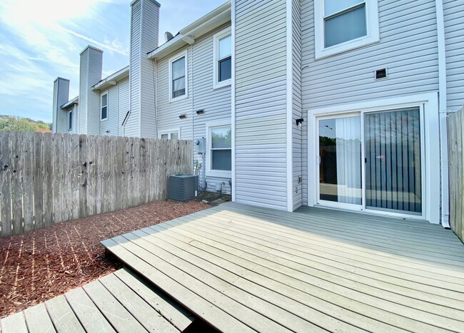 Building Photo - Ready 03-07-25! Fabulous 3-Bedroom Townhom...