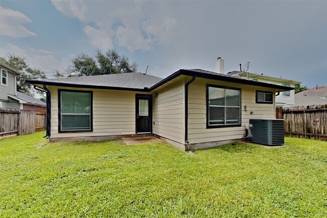 Building Photo - 2039 Greencrest Dr