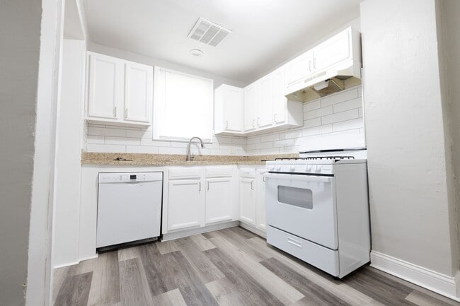 Building Photo - 618-620-620 Racine Ave