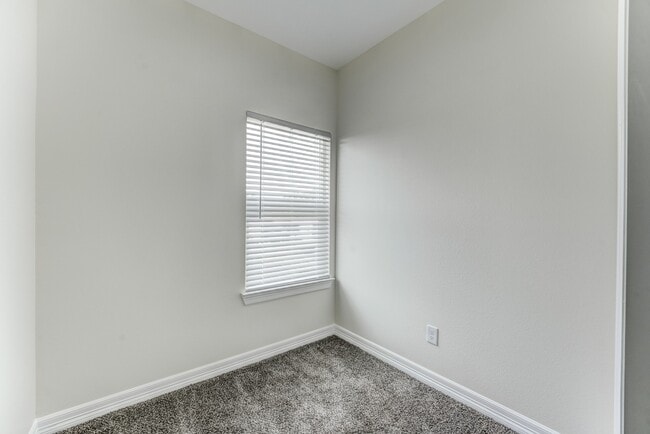 Building Photo - 410 N 4th St