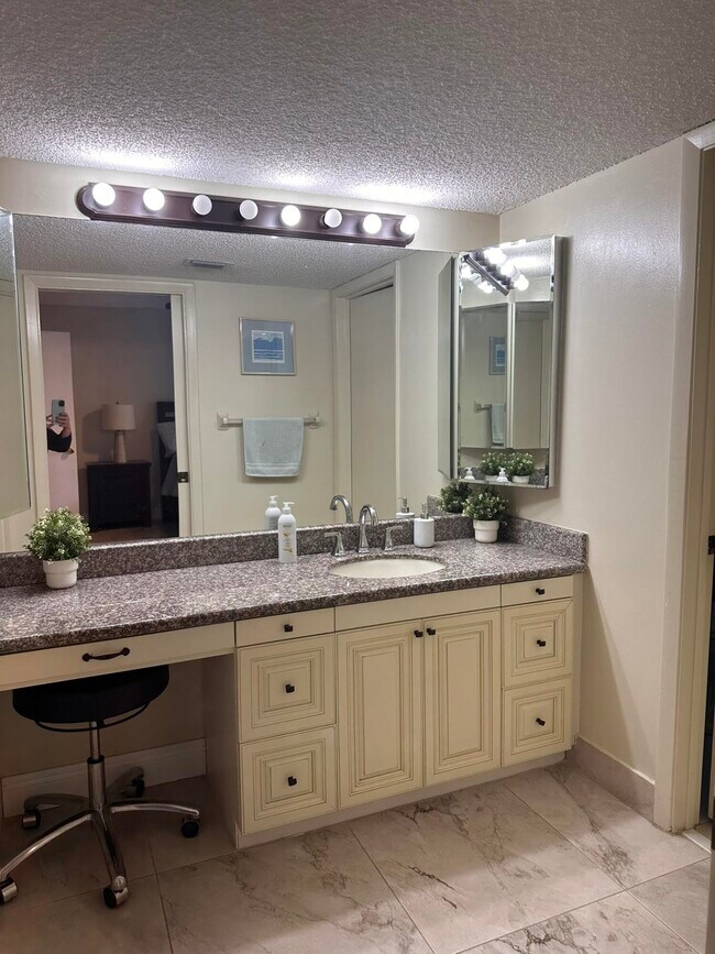 Building Photo - 6698 10th Ave N