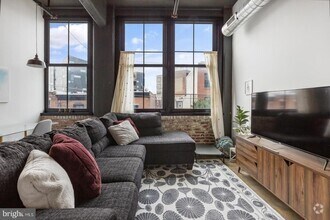 Building Photo - 1701 Tulip St