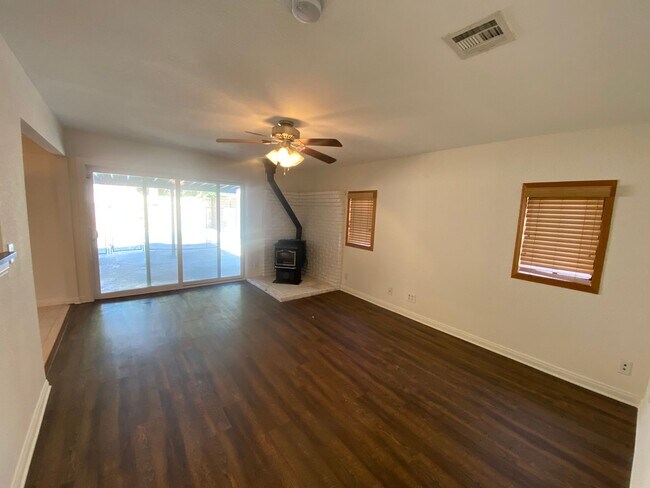 Building Photo - West Lancaster Pool Home