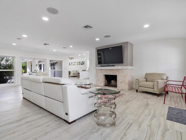 Building Photo - 411 Poinciana Dr