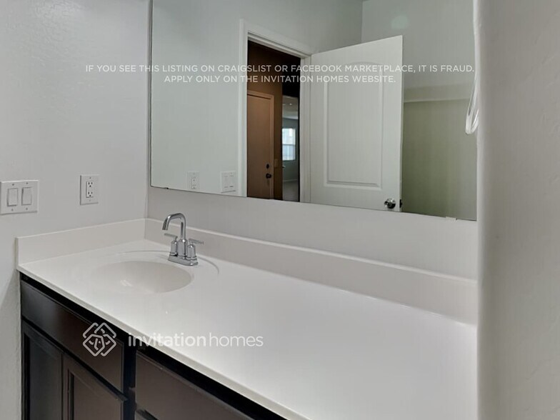 Building Photo - 31040 W Whitton Ave