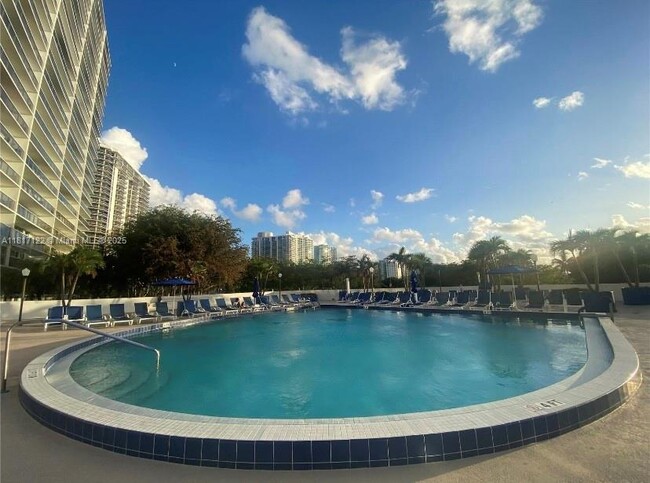 Building Photo - 3731 N Country Club Dr