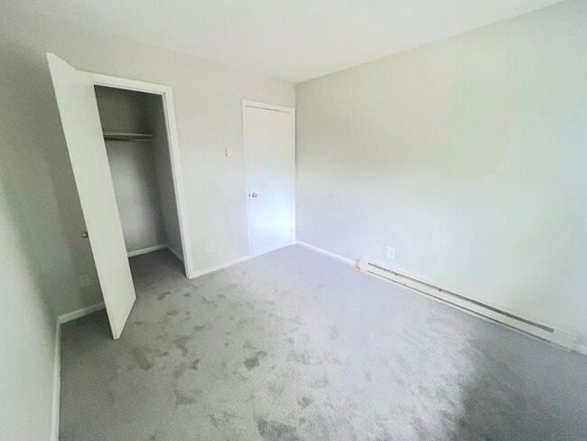 Building Photo - BEAUTIFUL TWO BEDROOM 1.5 BATHROOM APARTME...