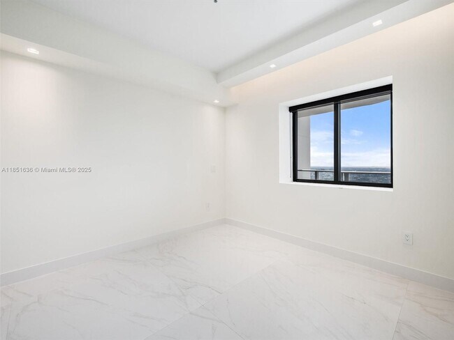 Building Photo - 700 NE 24th St