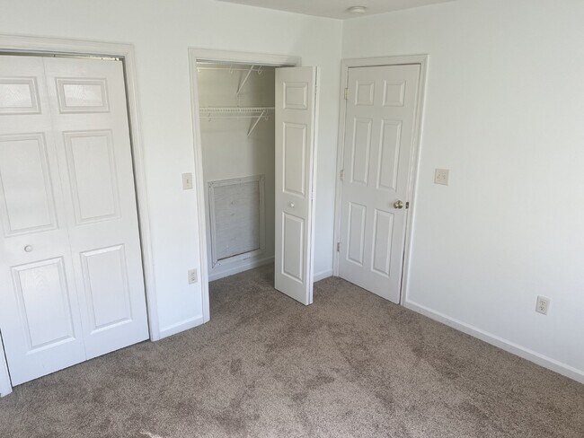 Building Photo - Charming 3-Bedroom End Unit Townhouse in B...