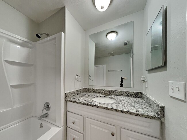 Building Photo - Beautifully Renovated 3 Bed 2 Bath Home with Garage in Tampa, FL