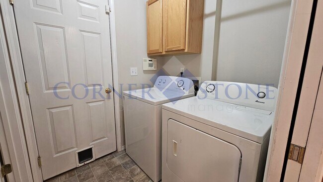Building Photo - Beautiful Home with Separate Office/Bonus Room!