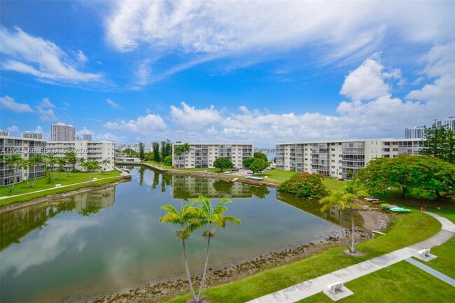 Building Photo - 2851 Leonard Dr