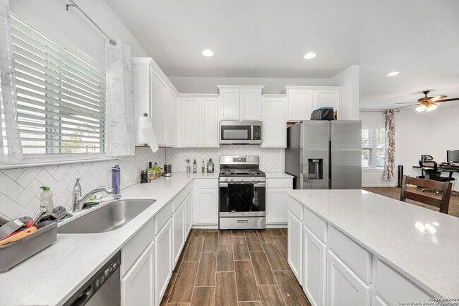 Building Photo - "Charming 3-Bed Oasis in San Marcos with 2 Full Baths – 1424 Sq Ft of Comfort!"