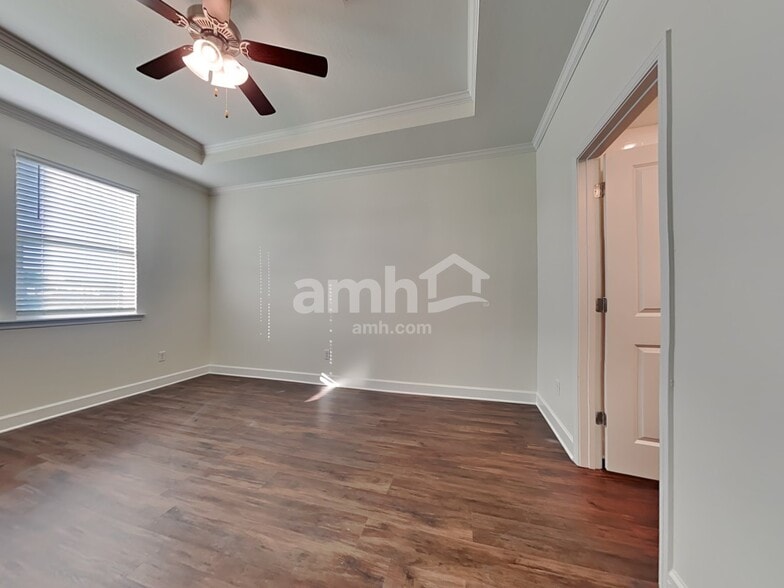 Building Photo - 933 Tan Tara Trl