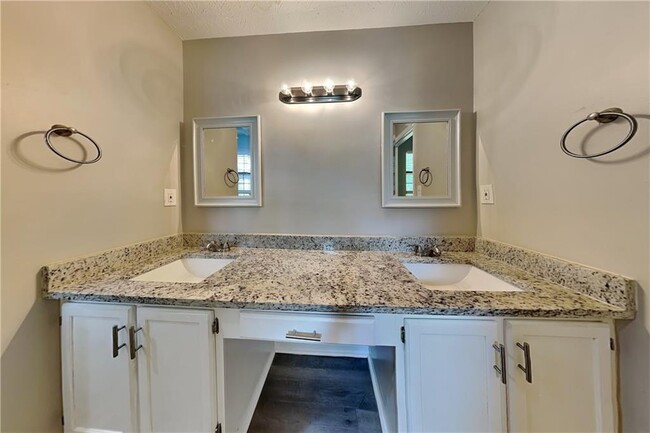 Building Photo - 7116 Stonecreek Dr