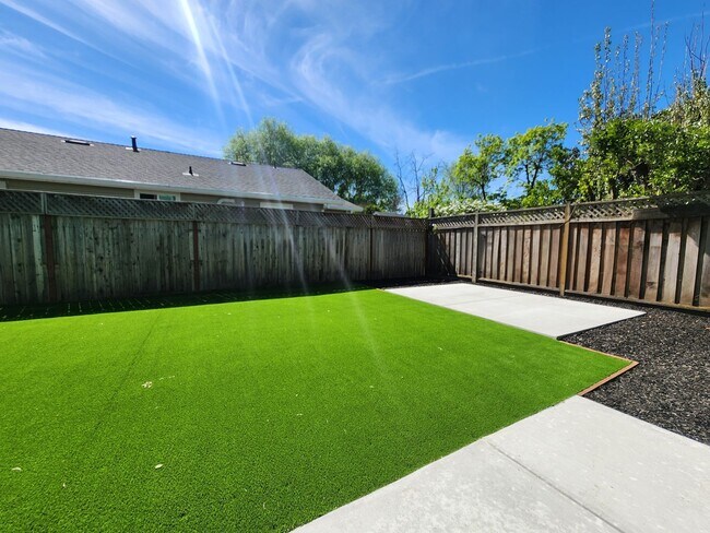 Building Photo - 3 Bedroom Home in NW Santa Rosa