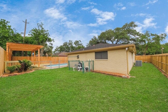 Building Photo - 9422 Val Verde St