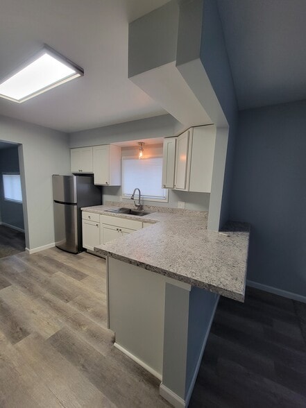 Building Photo - 183 Maple St