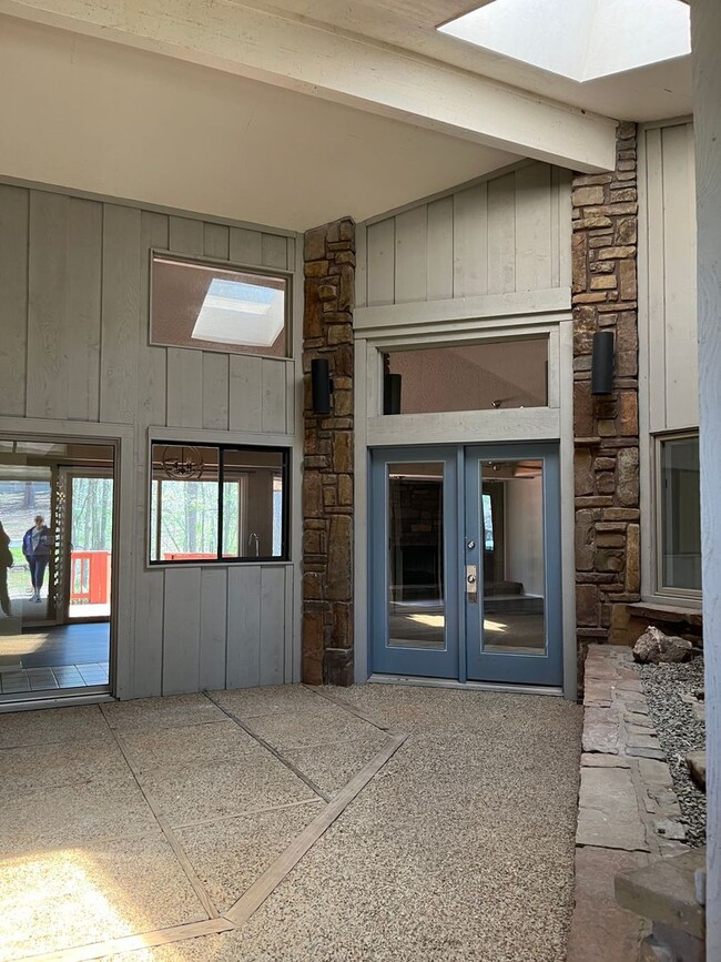 Building Photo - Newly Remodeled Townhome