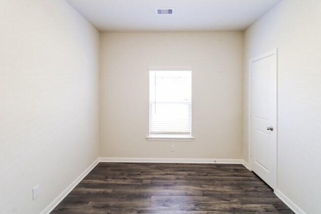 Building Photo - 405 Polly Grv Dr