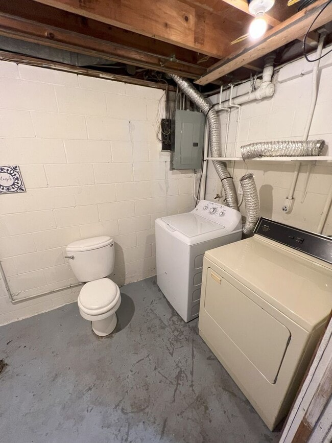 Building Photo - Bright & Spacious 3-Bedroom Duplex Unit on Large Corner Lot with Wood Floors & Garage!