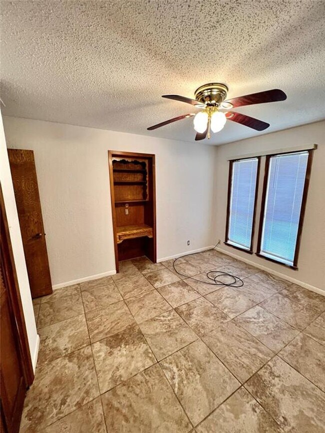 Building Photo - Prestigious Linwood Acres / .44 acres / Rockdale, TX / Swimming Pool