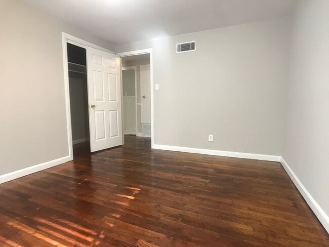 Building Photo - Spacious 3 Bed 1.5 Bath Home Near Hunter & Armstrong – No Deposit Special!