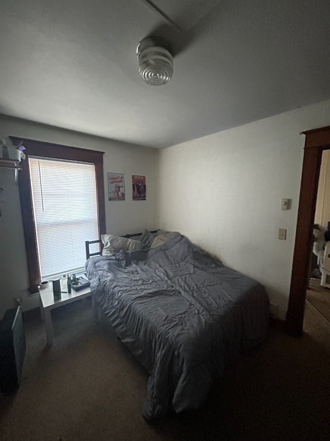 Building Photo - 8 Bed 3 Bath close to UWEC!