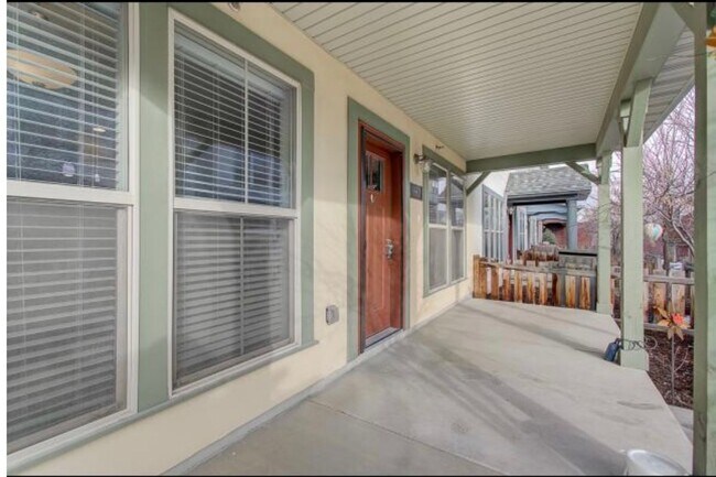 Building Photo - 863 Cecina Ct
