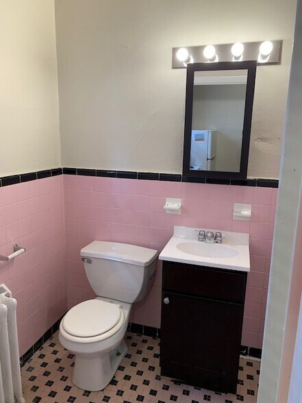 Building Photo - 4321 Pine St