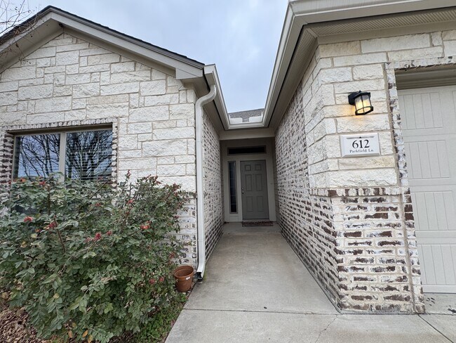 Building Photo - 612 Parkfield Ln