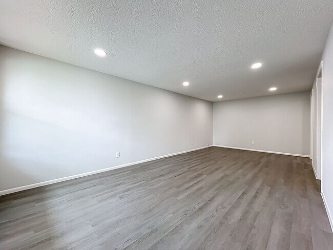 Building Photo - Renovated 2 Bedroom 1 Bathroom Apartment | Stainless Steel Appliances, Granite Counters, Inside L...