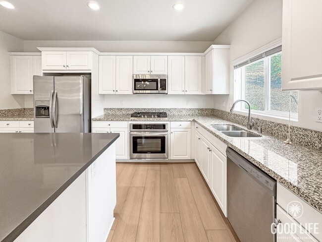 Building Photo - Beautiful 5Bd/3.5Ba Home in Cul-de-Sac in Riverside w/new Turf Back Yard and New Carpet!