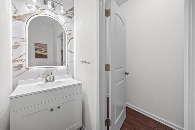 Building Photo - "Spacious 3-Bedroom Townhome with Fireplace, Pergola & Community Pool on Summerlake Drive!"