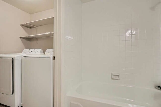 Building Photo - Beautiful 2 Bedroom- 2 Bath Condo (2nd flo...