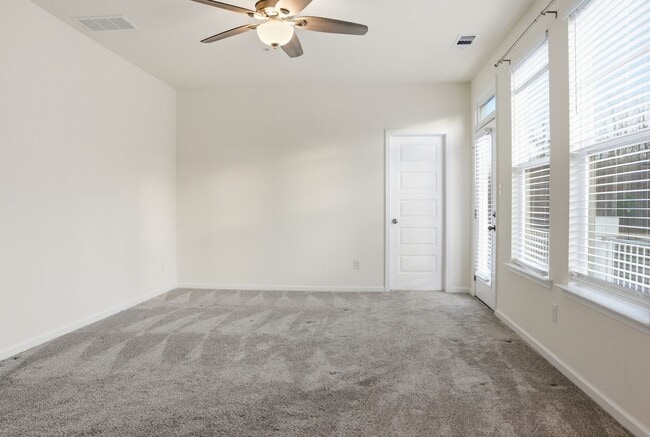 Building Photo - Stylish Townhouse Living in the Heart of Williamsburg