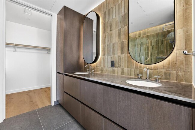 Building Photo - 610 Davis St