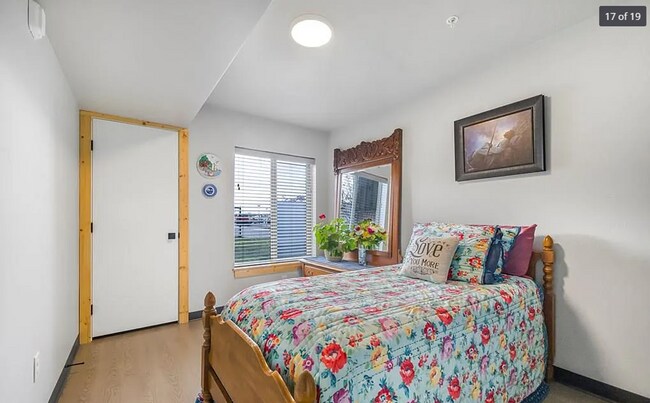 Building Photo - AWESOME 2 BED 1 BATH WITH AWESOME AMENITIE...