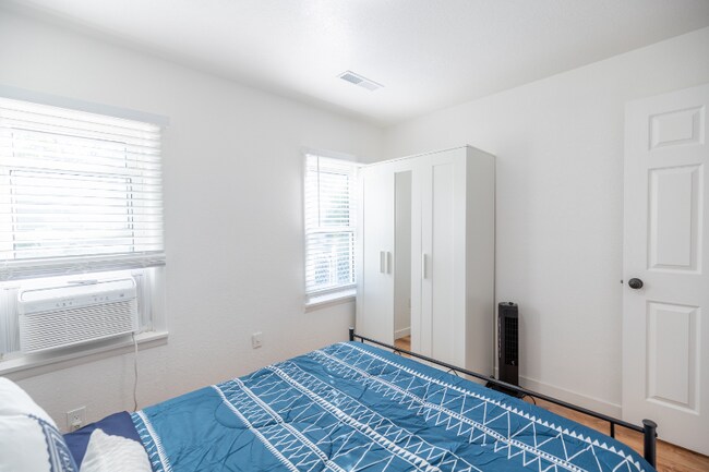 Building Photo - 600 E 8th St