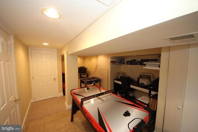 Building Photo - 1932 Summit Pl NE